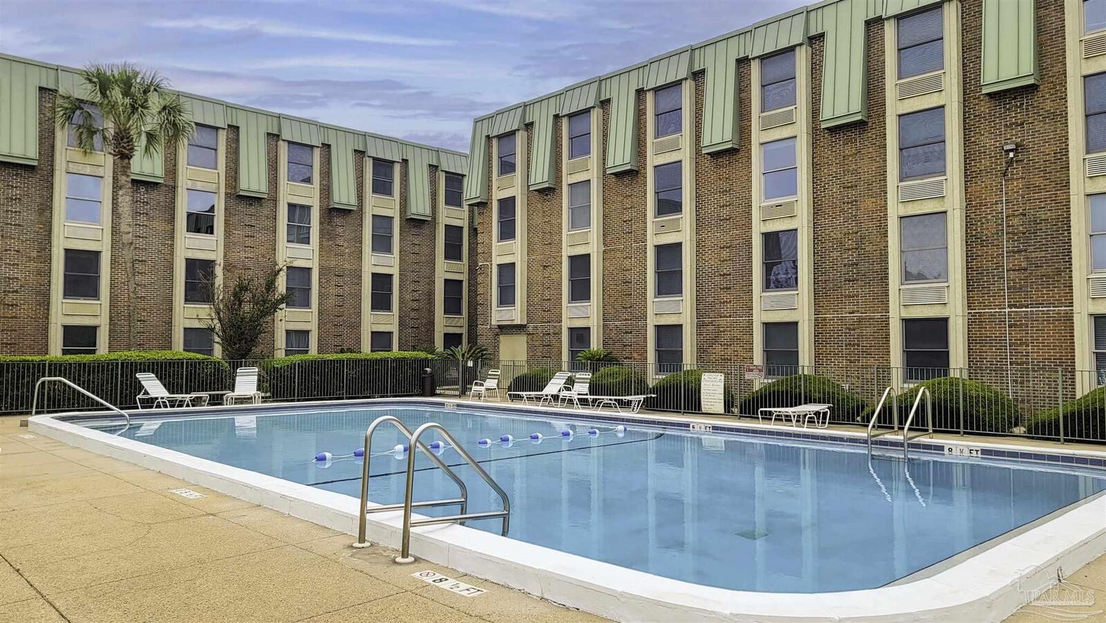 Property Photo: 224 E Garden St 432 FL 32502