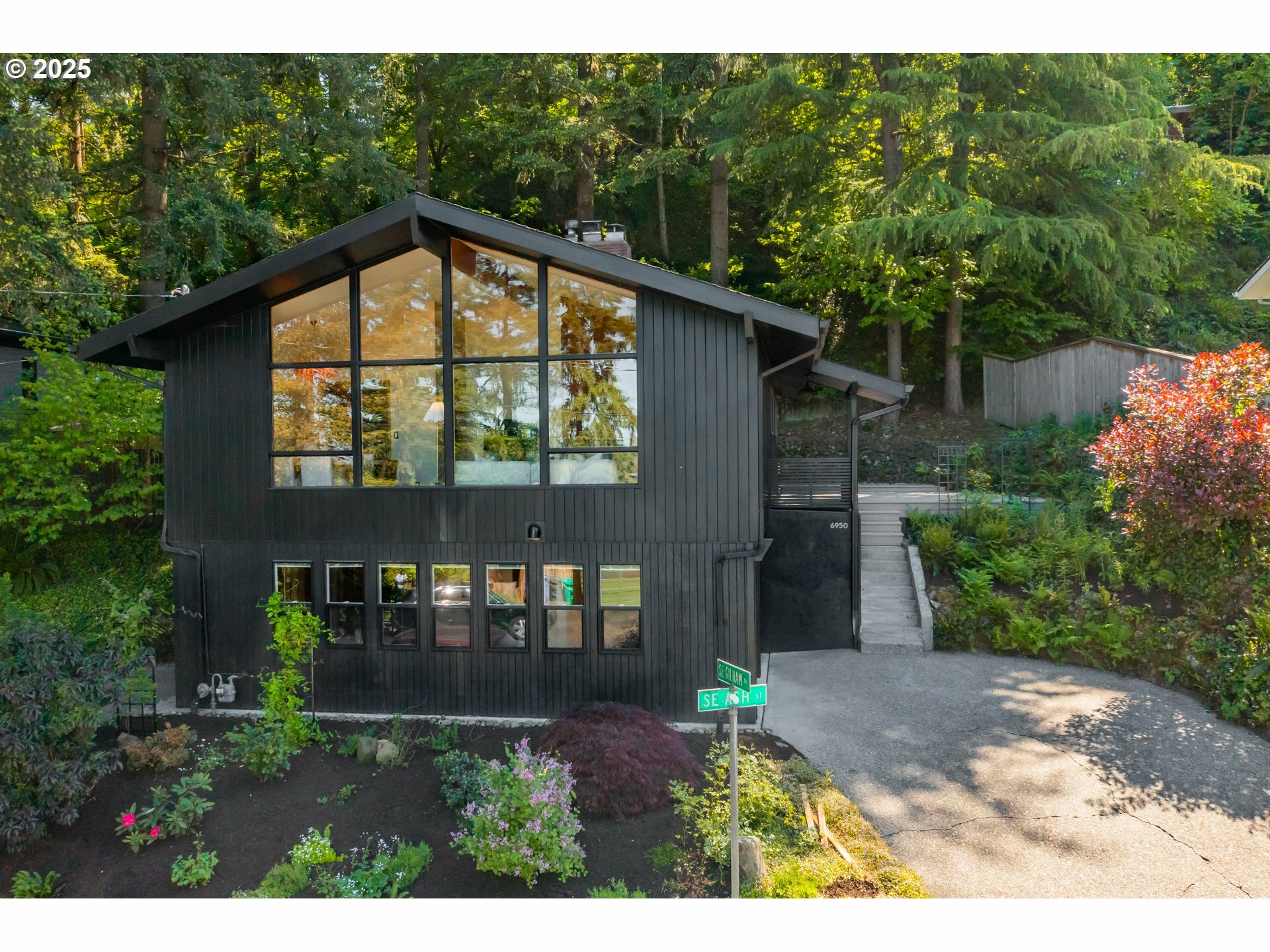 Property Photo: 6950 SE Ash St OR 97215