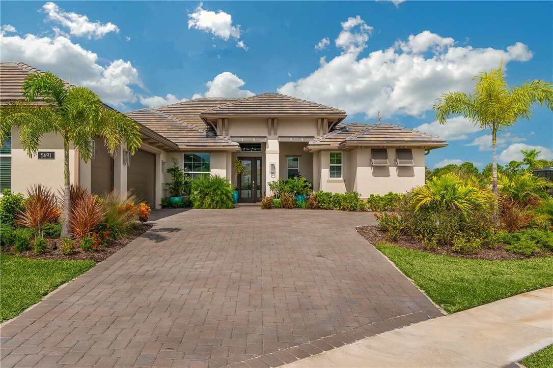 Property Photo: 5691 Bent Pine Square FL 32967