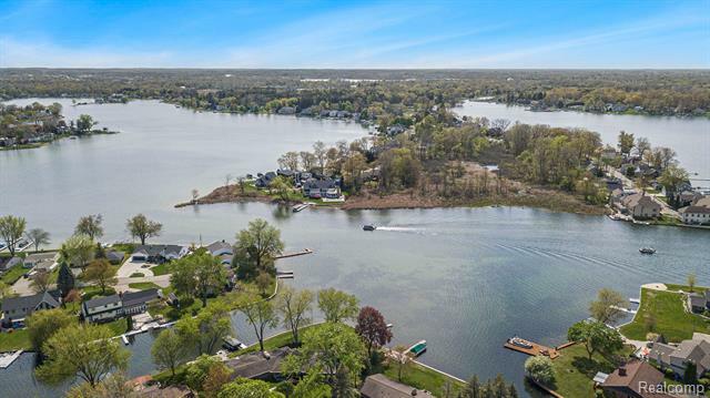 Property Photo:  13386 N Fenton Road  MI 48430 