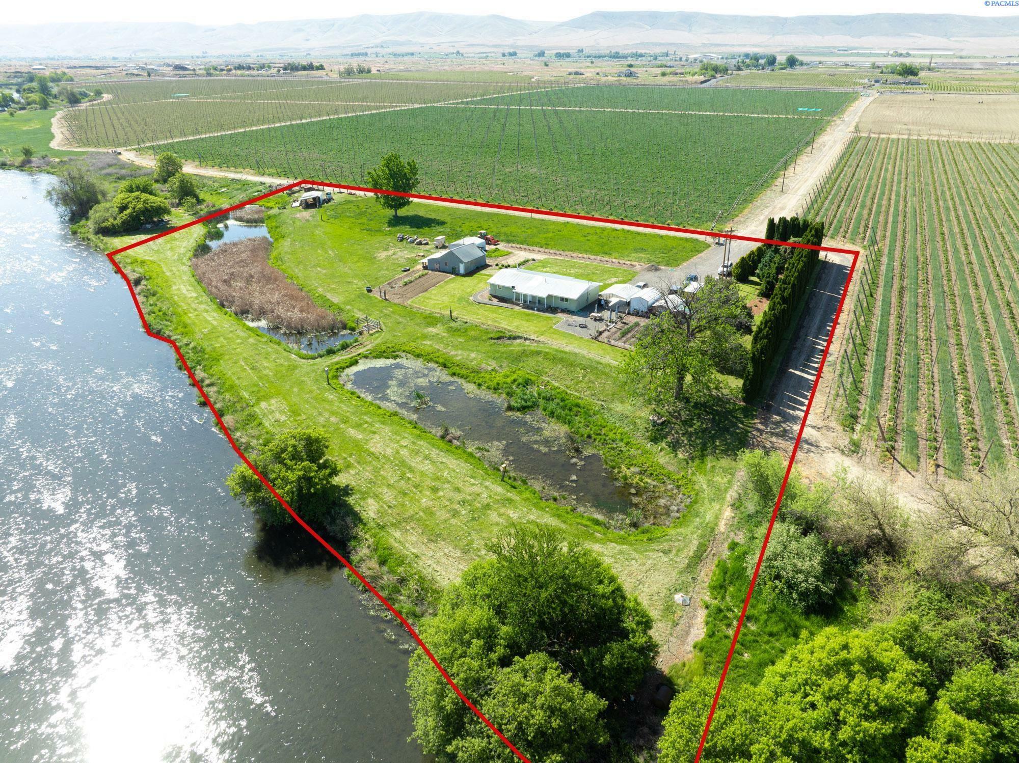 Property Photo: 3680 E Euclid Rd WA 98935