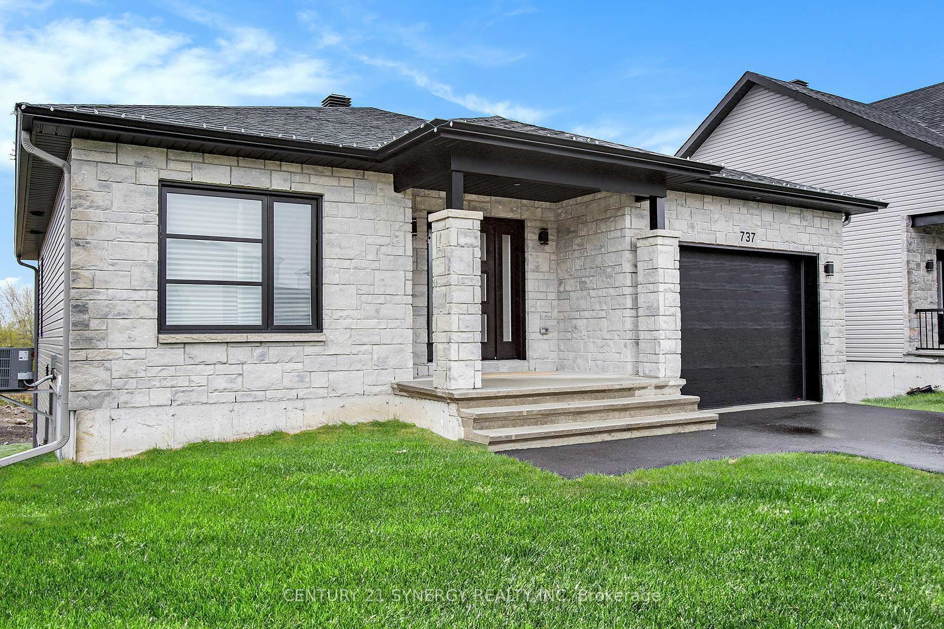 Property Photo: 737 Walton Street ON K6H 0J2