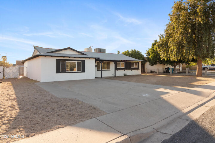 Property Photo: 13624 N 31st Avenue AZ 85029