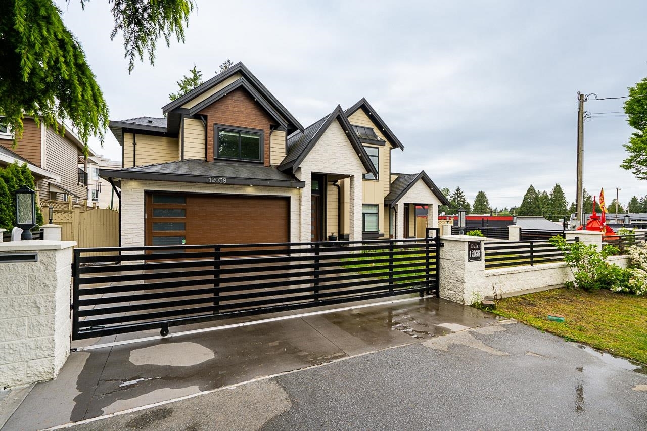 Photo de la propriété: 12038 93A Avenue BC V3V 1L1