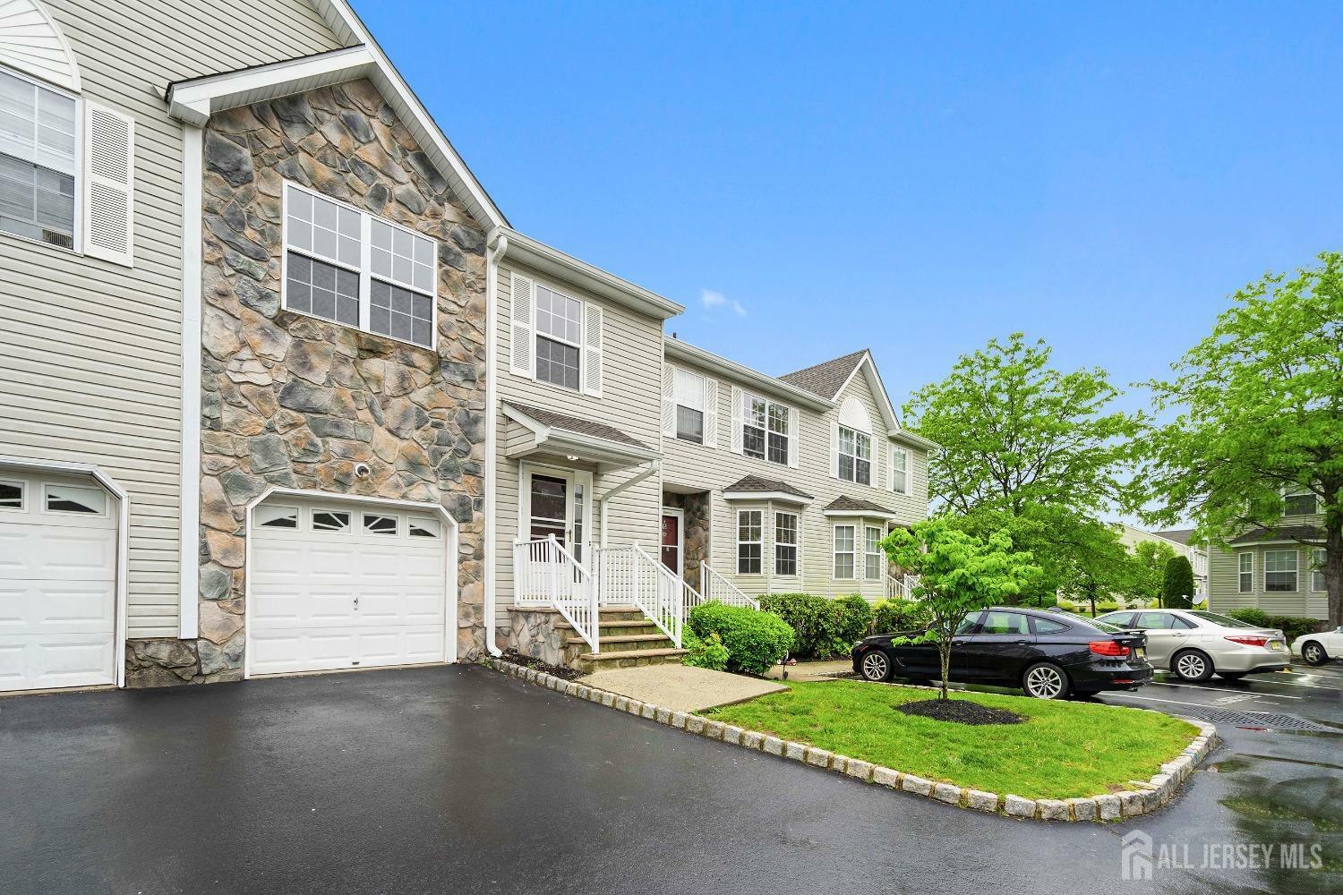 Property Photo:  16 Ashley Court  NJ 08873 