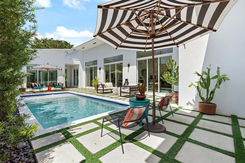 Property Photo: 619 NE 21st Ct FL 33305