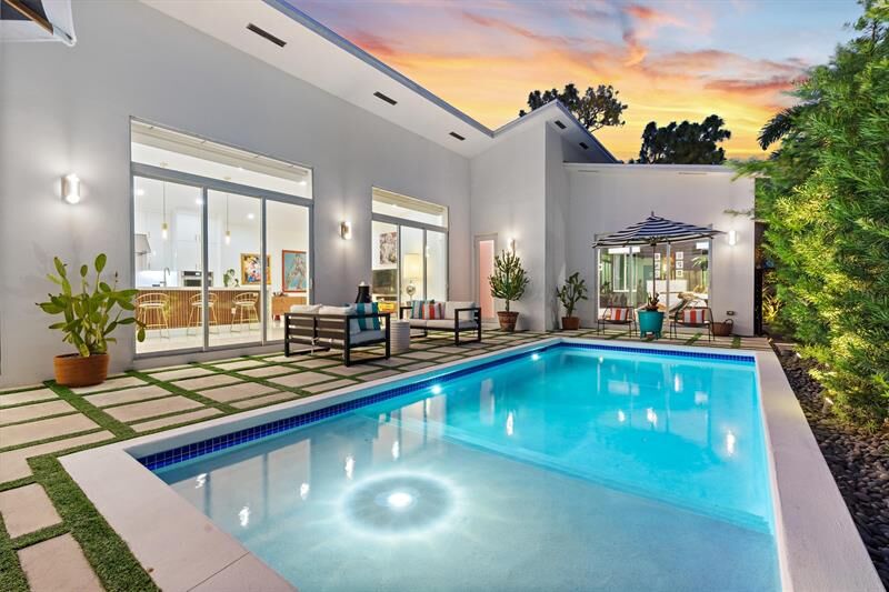Property Photo: 619 NE 21st Ct FL 33305