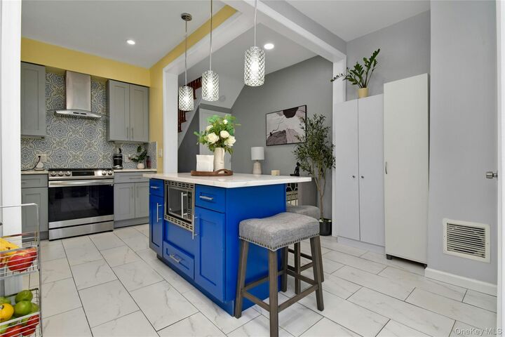 Property Photo:  1531 Hone Avenue  NY 10461 