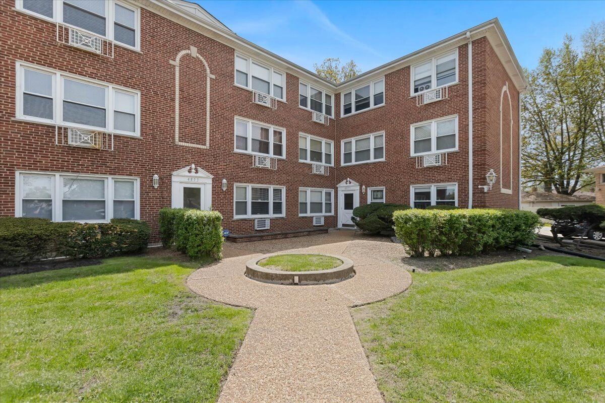 Property Photo:  4855 Dobson Street 104  IL 60077 