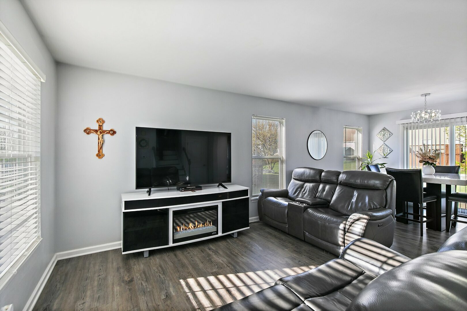 Property Photo: 1422 Keele Drive IL 60110