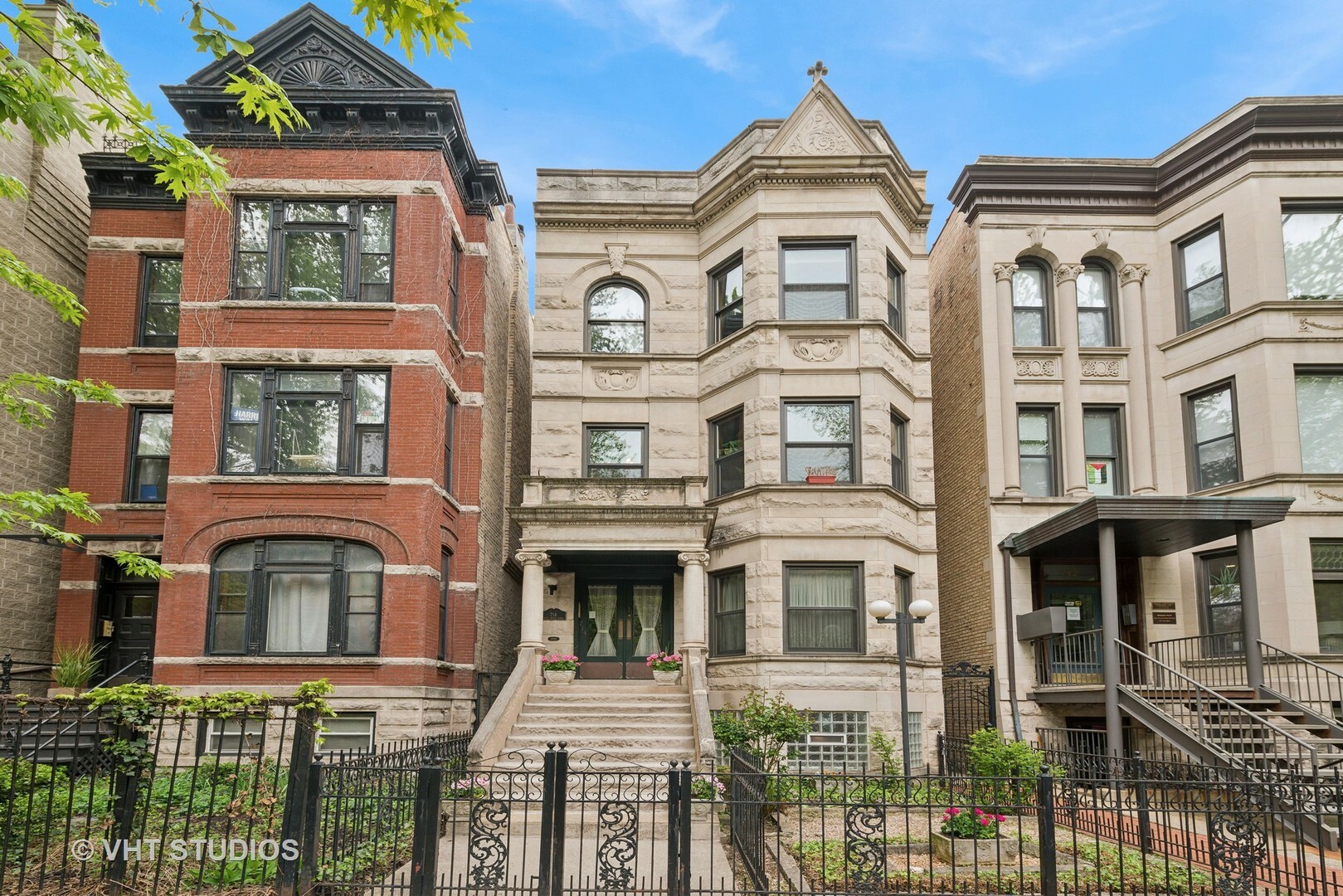Property Photo: 714 W Briar Place IL 60657