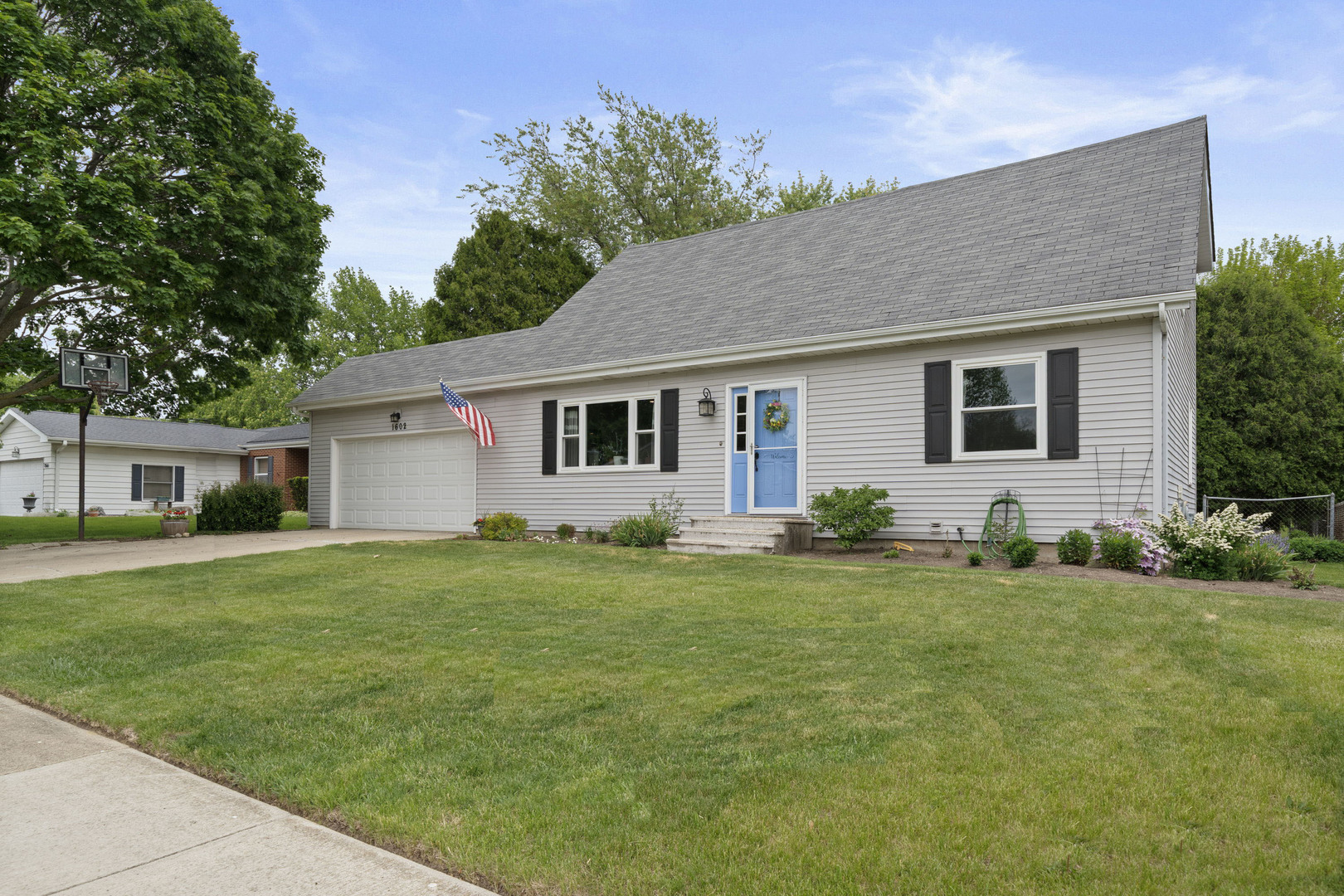 Property Photo: 1602 Pebblewood Drive IL 60178