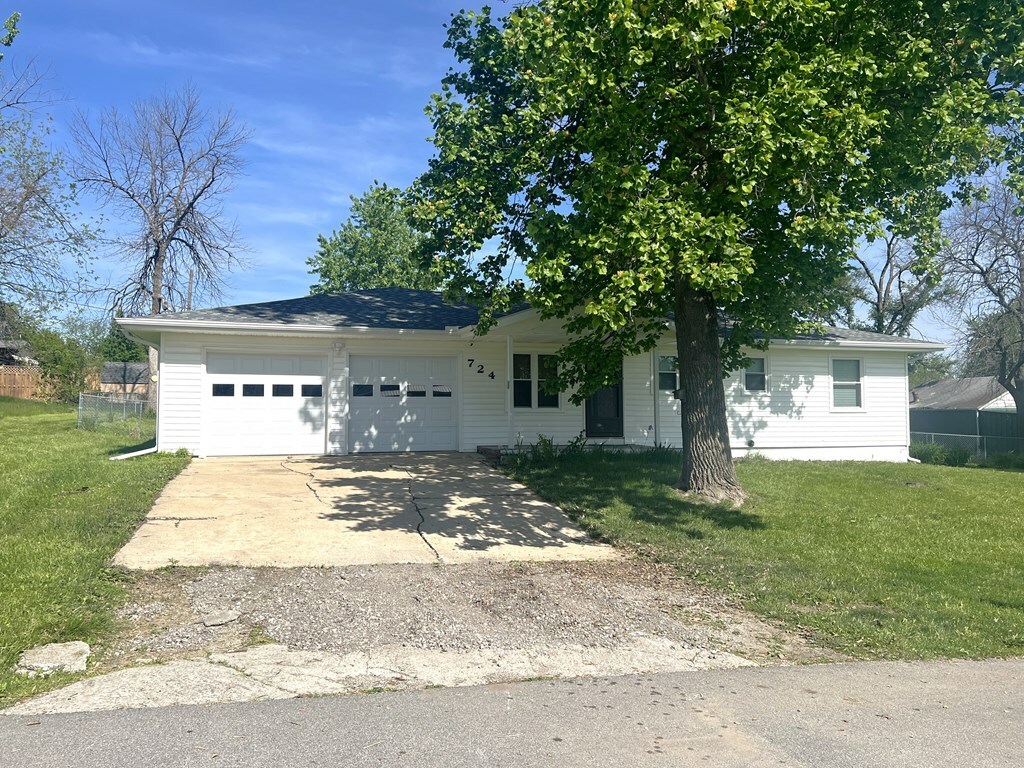 Property Photo: 724 Emma St MO 64683