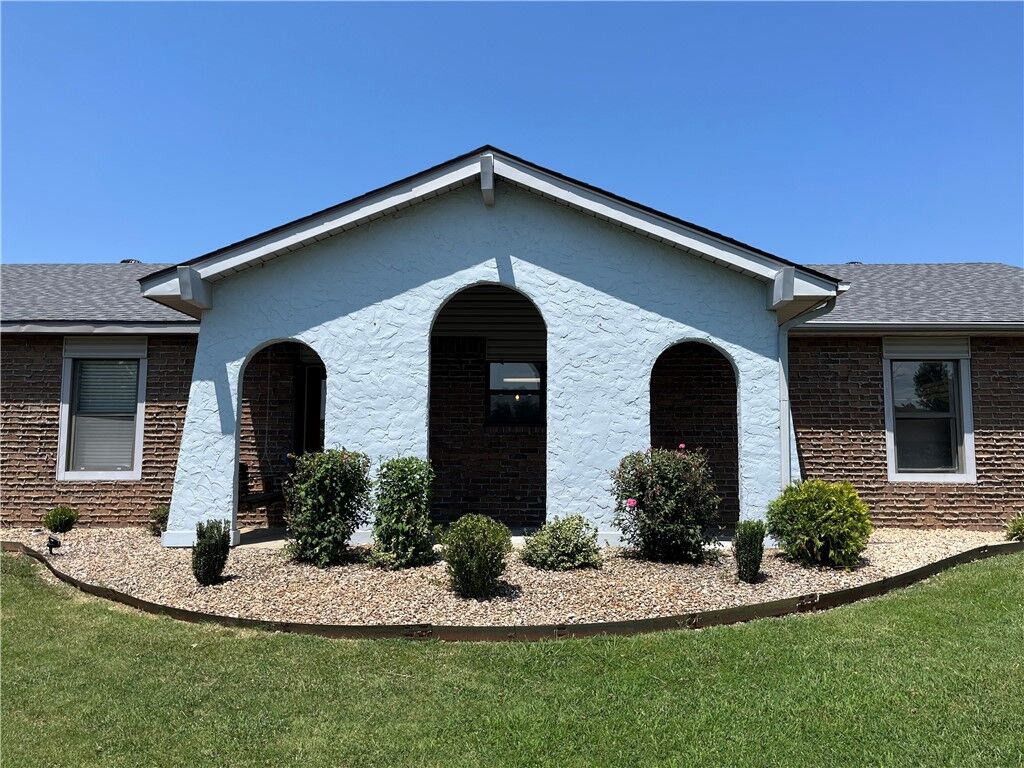 Property Photo:  2601 Oak Street  AR 72758 