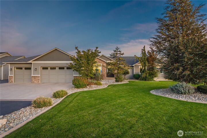 Property Photo: 1001 S Webb Pl WA 98802