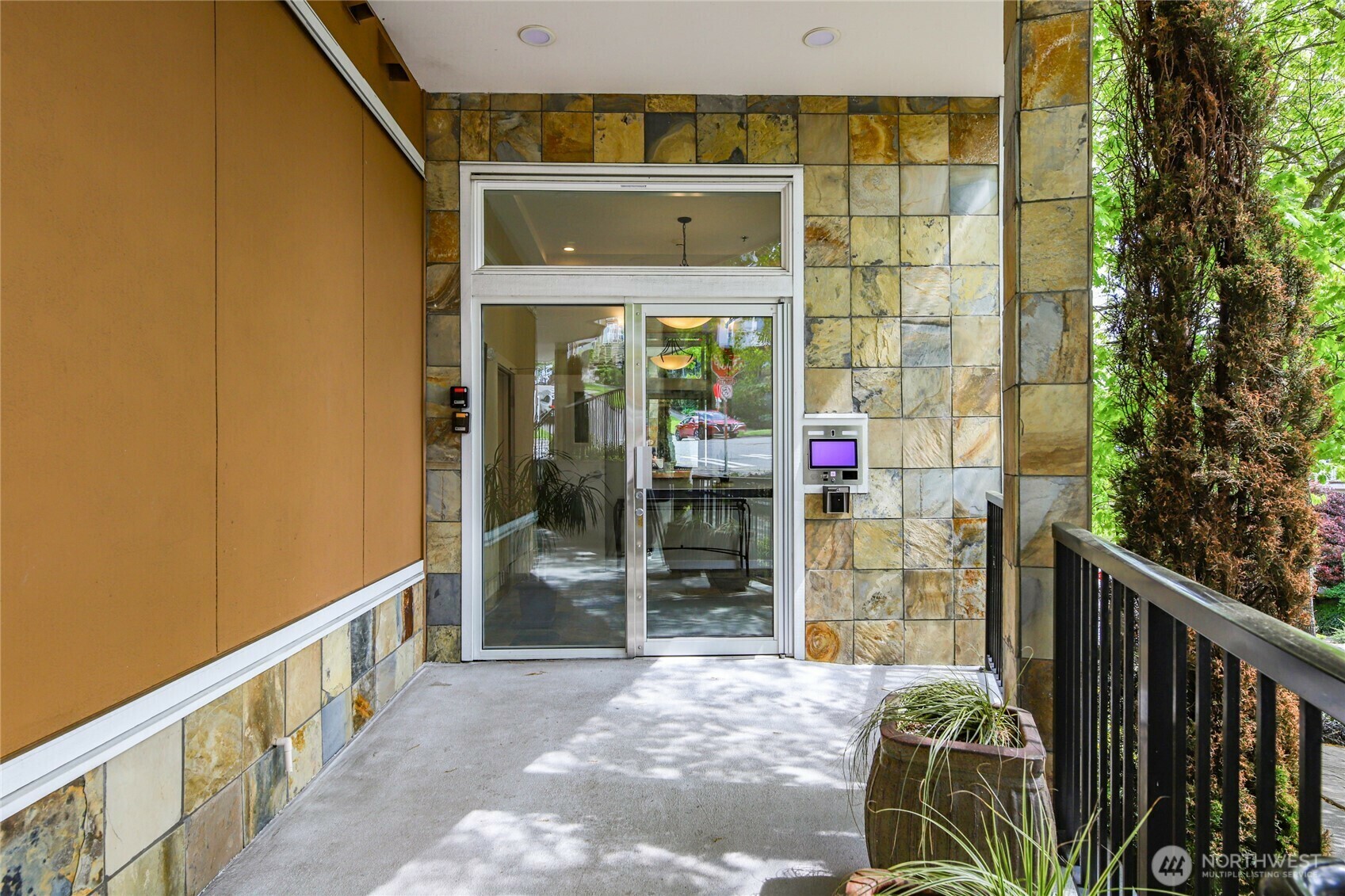 Property Photo: 4752 41st Avenue SW 403 WA 98116