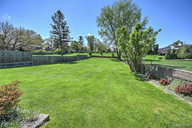 Property Photo: 390 Red Oak Lane MI 48307