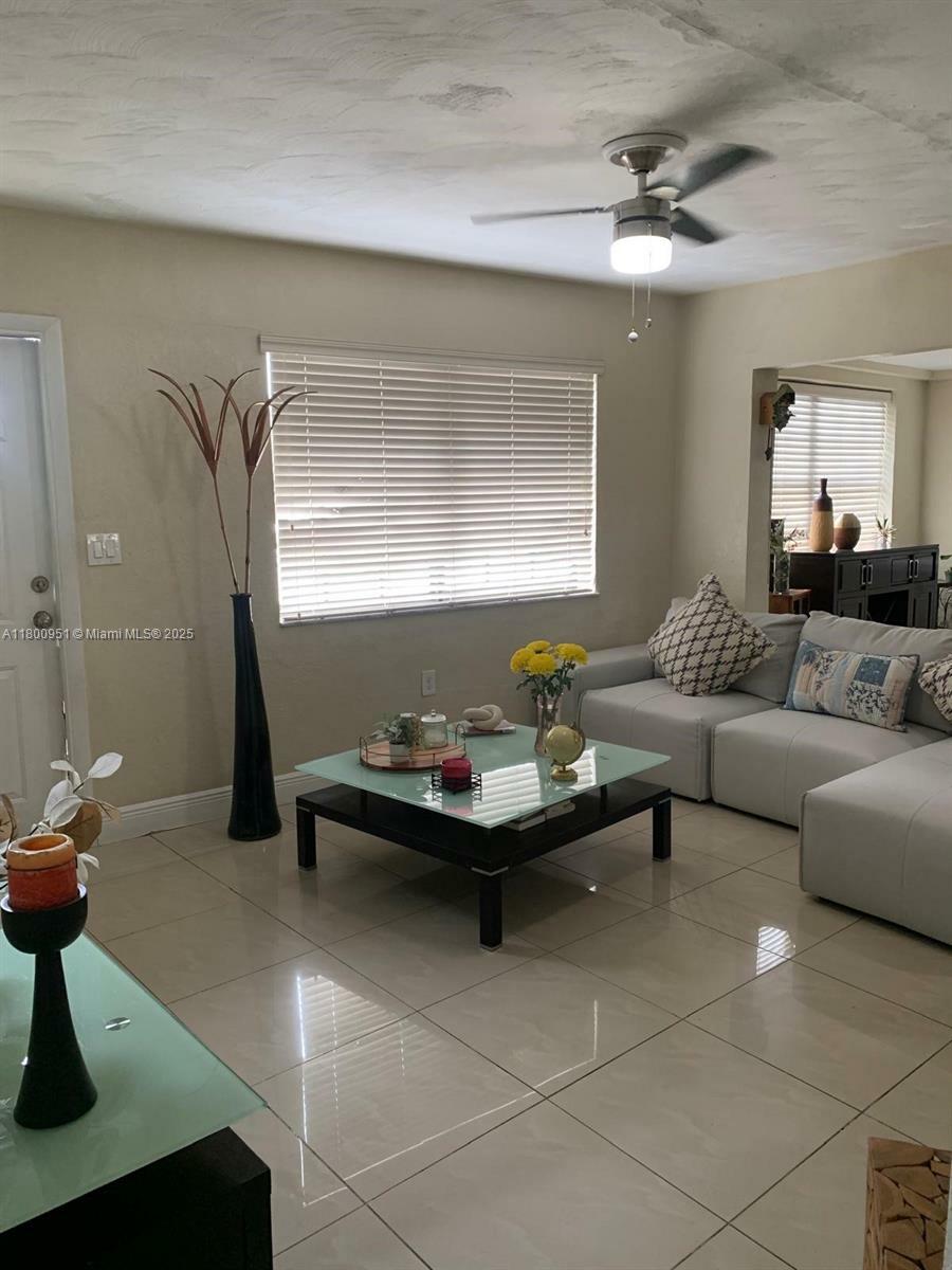 Property Photo: 519 S 61st Ave FL 33023