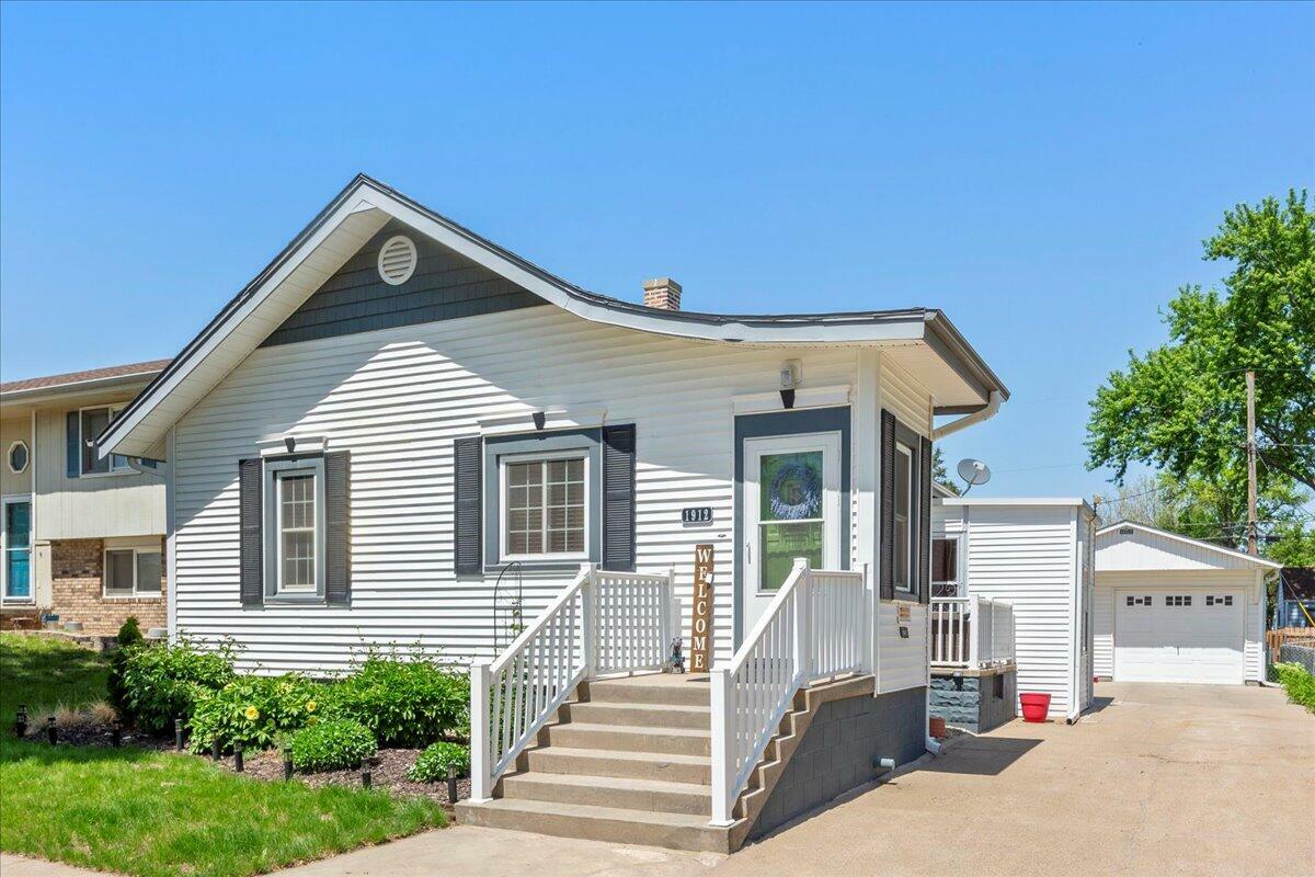 Property Photo: 1912 Ave C IA 51501