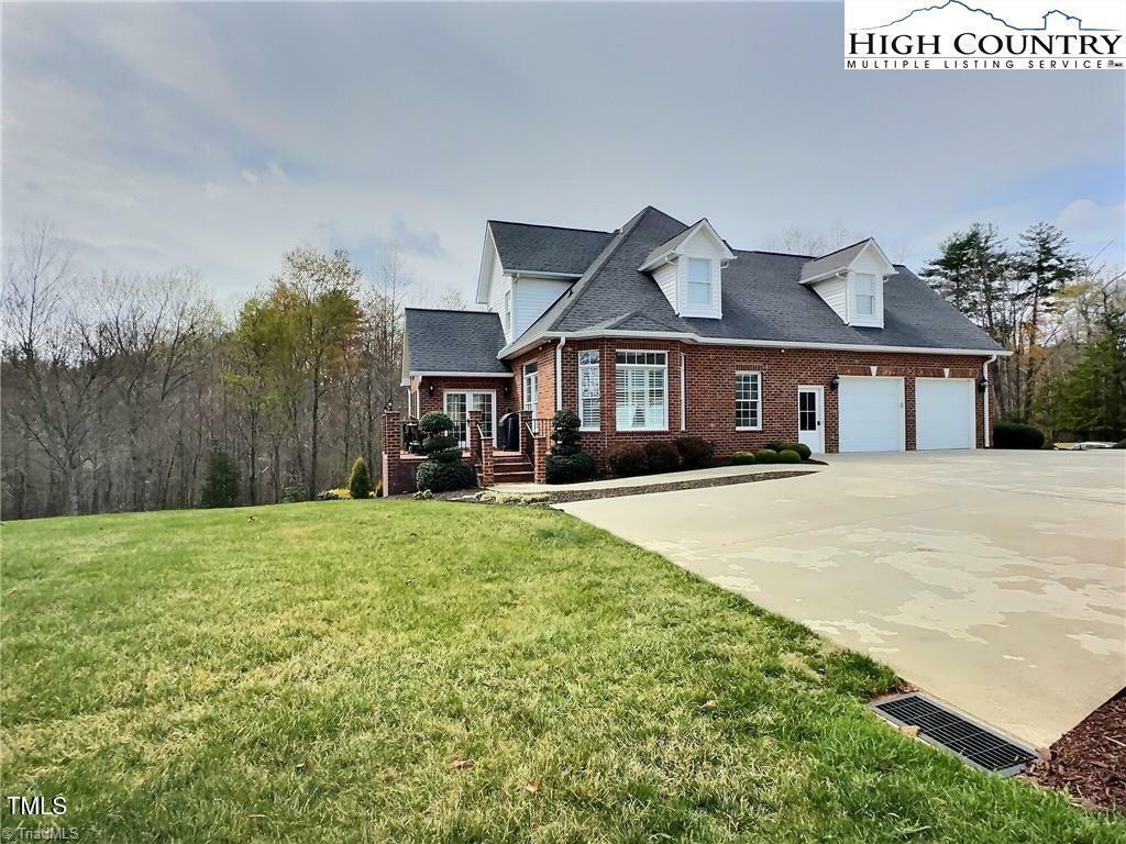 Property Photo: 1660 Skyland Drive NC 28697