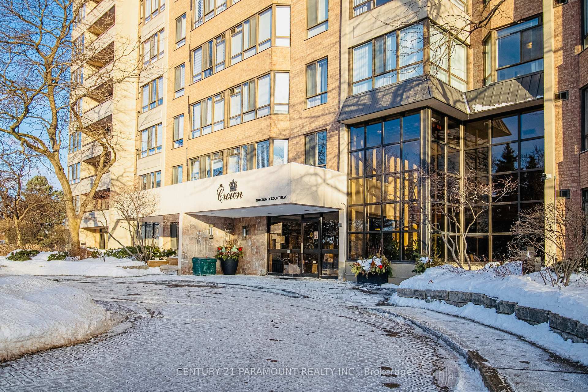 Property Photo: 100 County Ct Boulevard 1802 ON L6W 3X1
