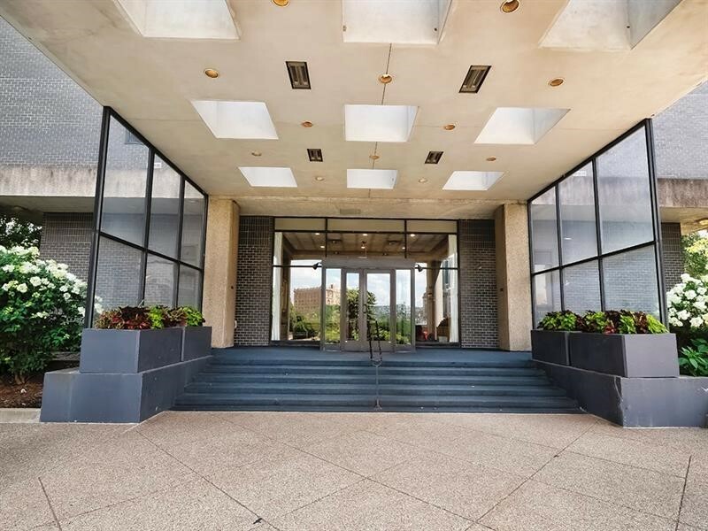Property Photo: 112 Washington Pl 2C PA 15219