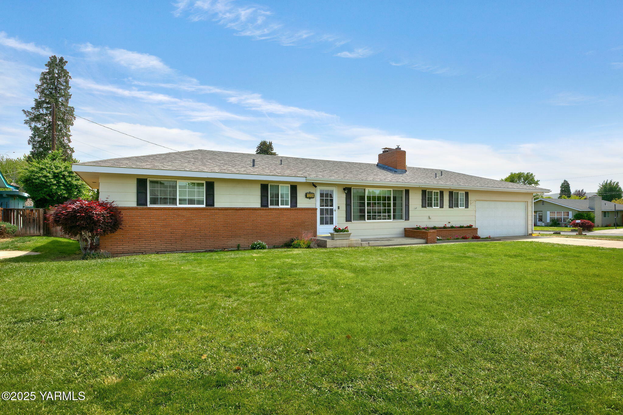 Property Photo: 1209 S 31st Ave WA 98902