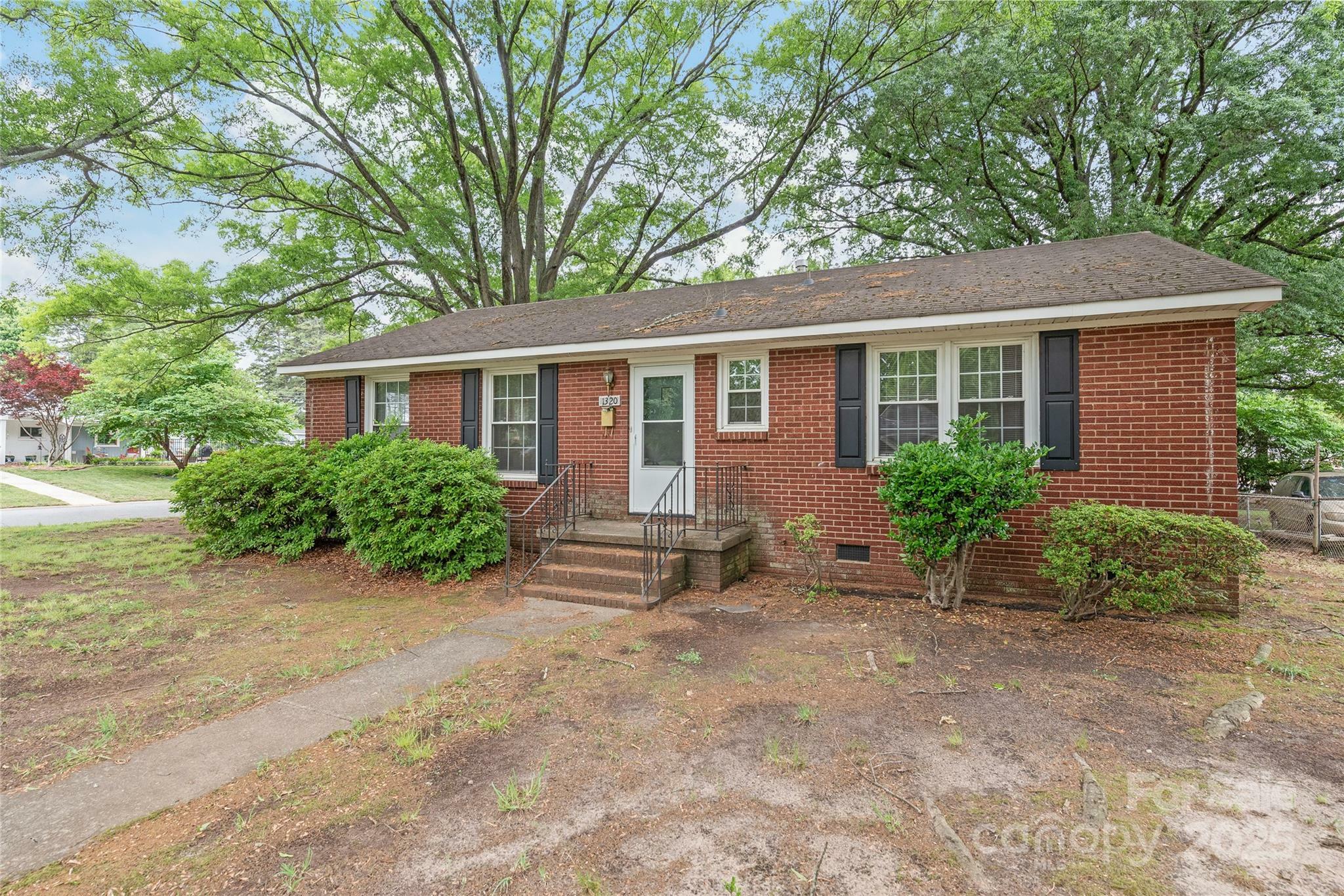 Property Photo: 1320 Hartford Avenue NC 28209