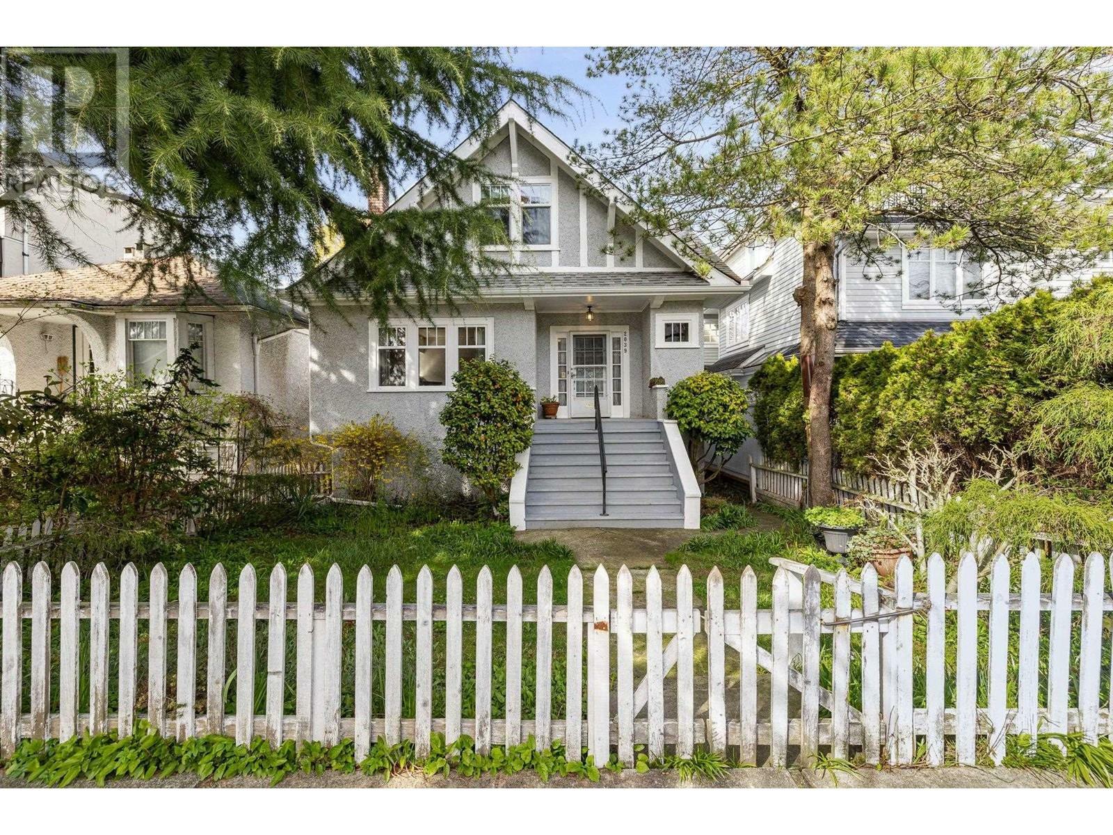 Property Photo: 2039 Creelman Avenue BC V6J 1C2