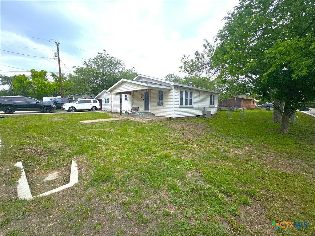 Property Photo: 511 S Meyer Street TX 78640
