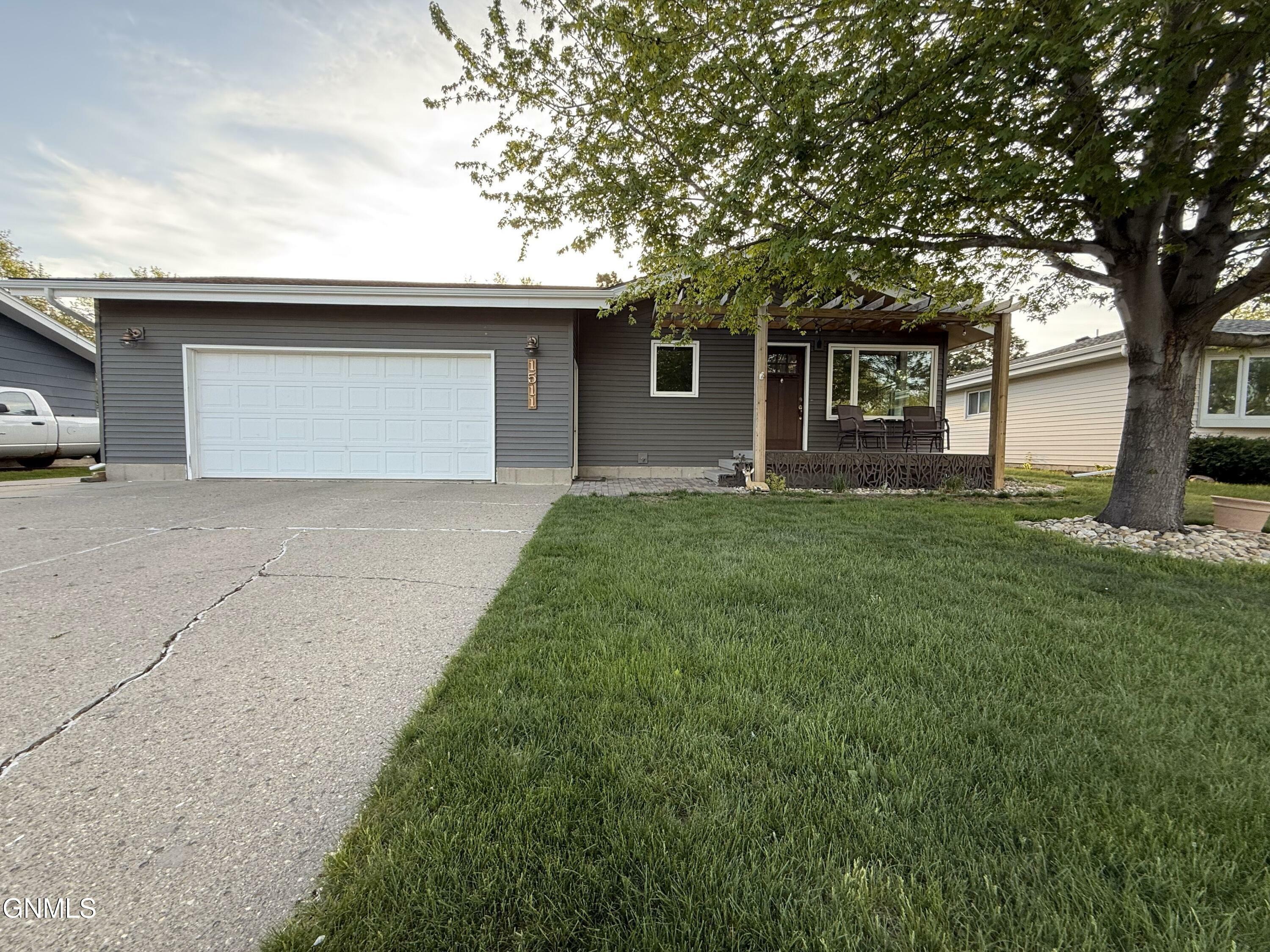 Property Photo:  1511 S 3rd Street  ND 58504 