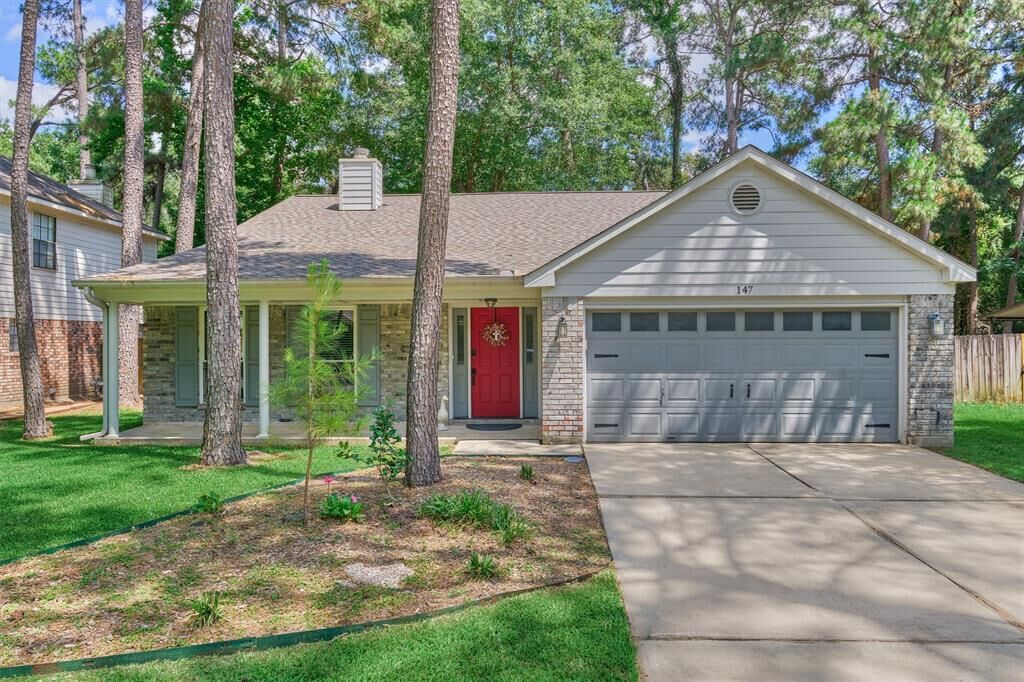 Property Photo:  147 E Pathfinders Circle  TX 77381 