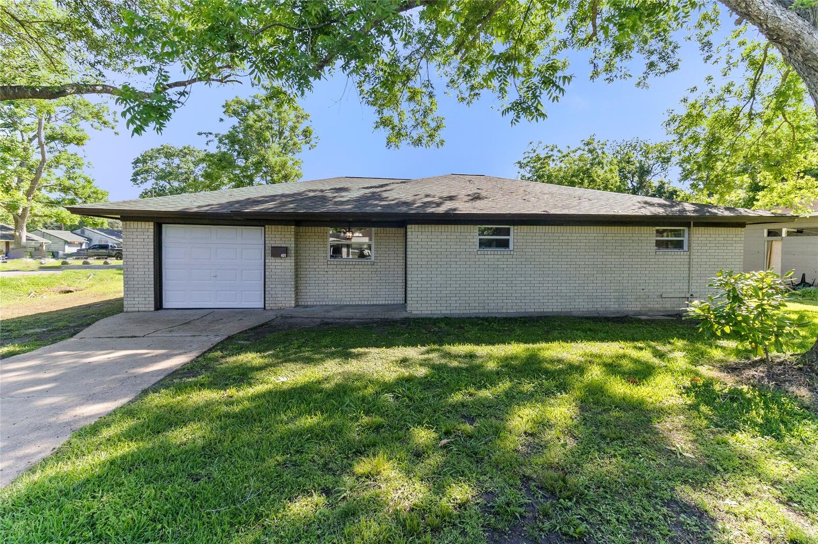Property Photo:  401 S Fig Street  TX 77480 