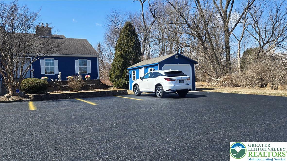 Property Photo: 1640 Brookside Road PA 18062