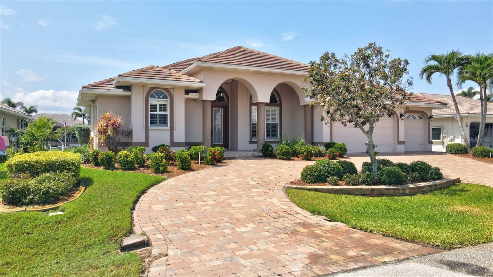 Property Photo: 2833 La Mancha Court FL 33950