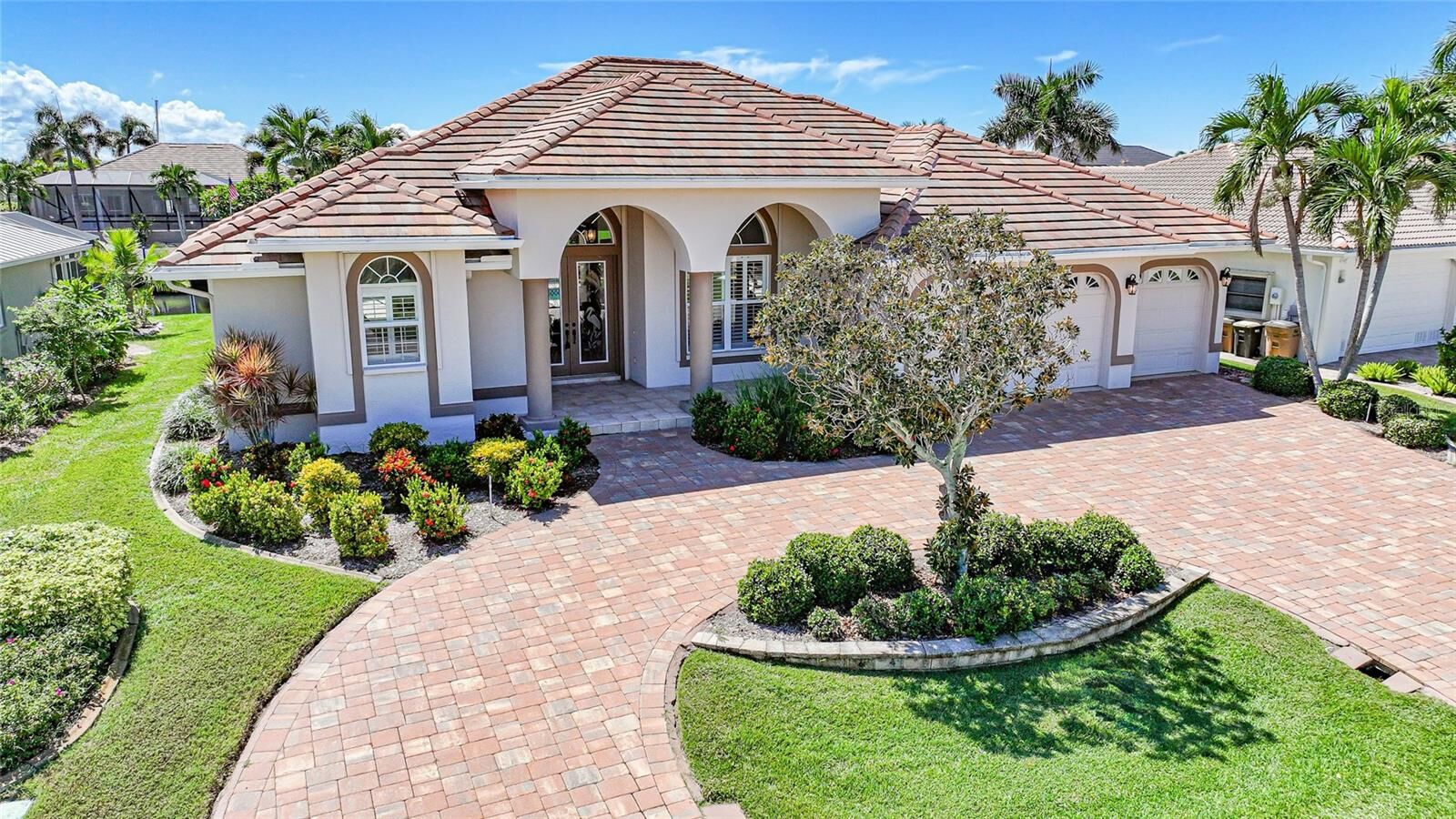Property Photo: 2833 La Mancha Court FL 33950