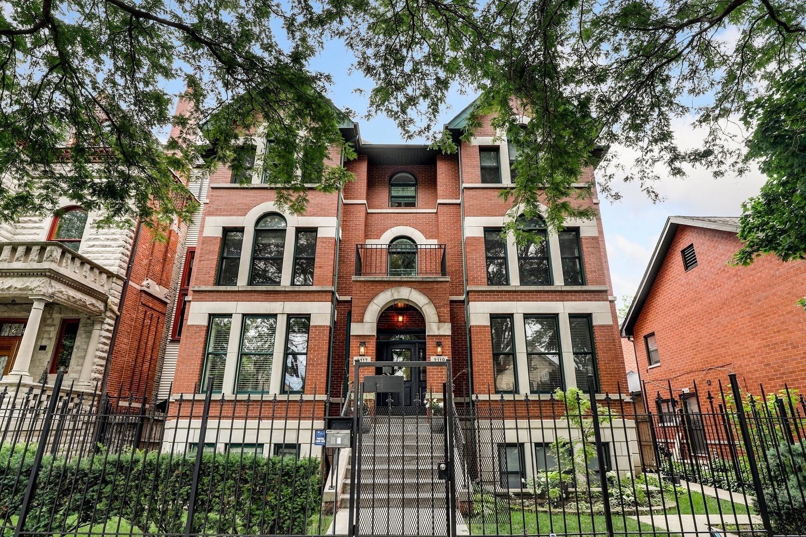 Property Photo: 2117 W Evergreen Avenue 3E IL 60622