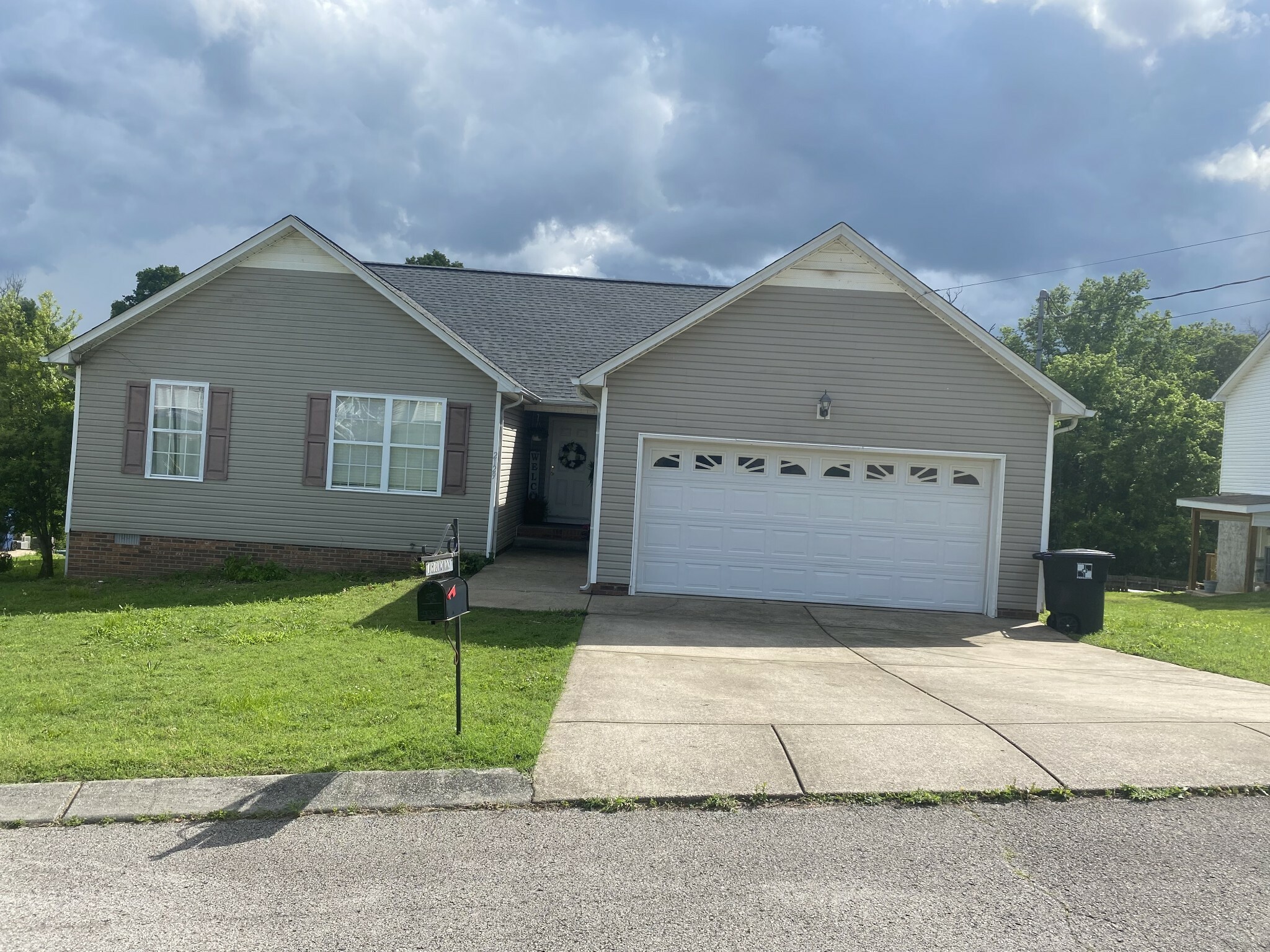 Property Photo: 2129 Hollandale Cir TN 38401
