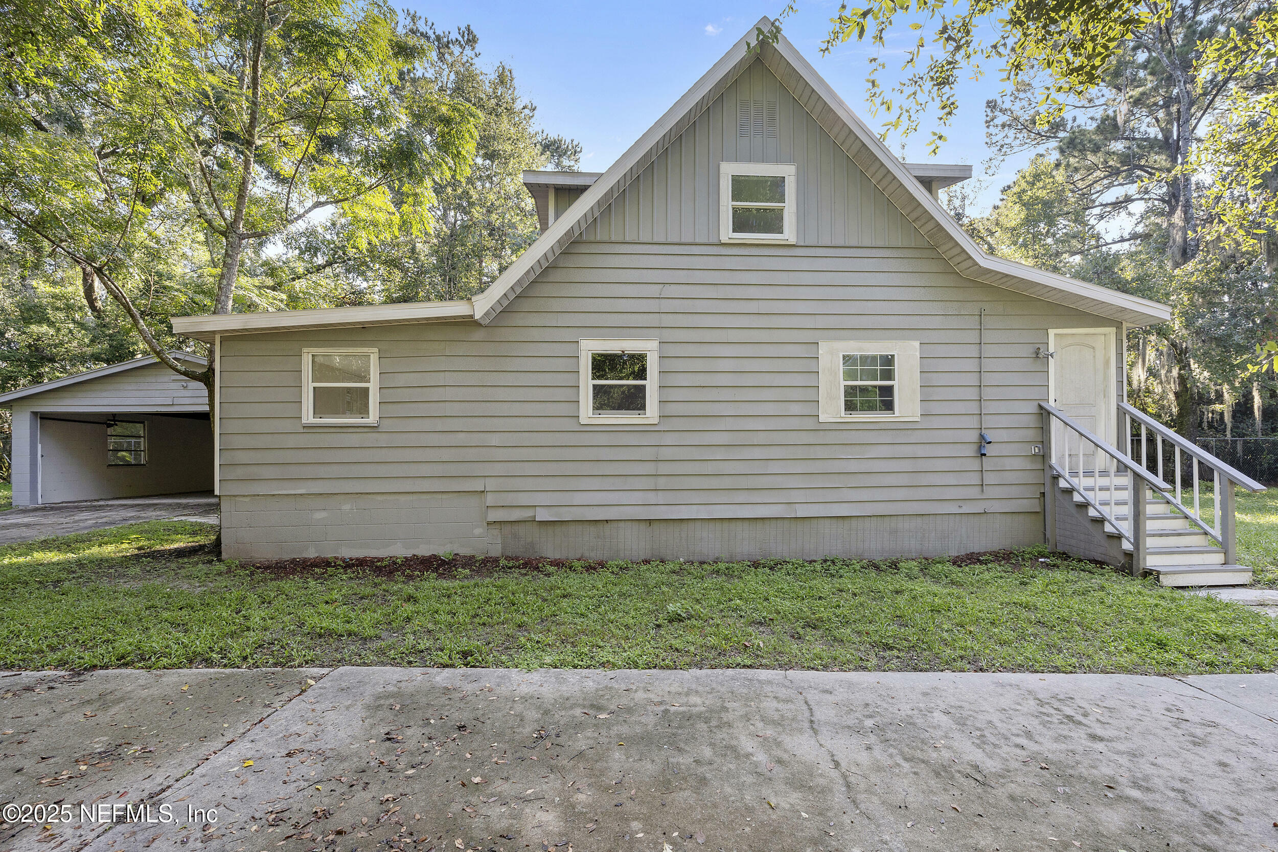 Property Photo: 2435 S Pine Estates Road FL 32218