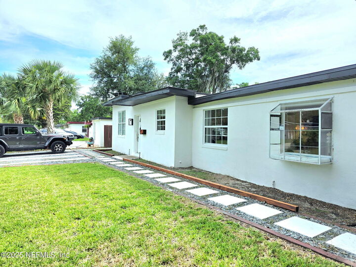 Property Photo: 6160 Fordham Circle E FL 32217