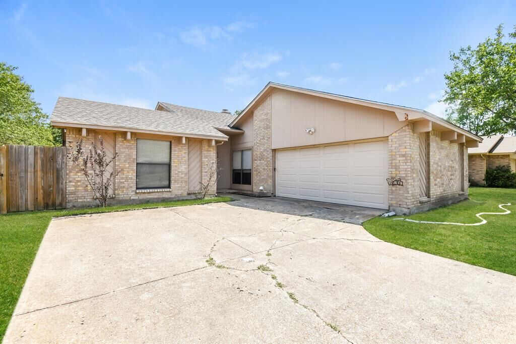 Property Photo: 430 Rifleman Trail TX 76002