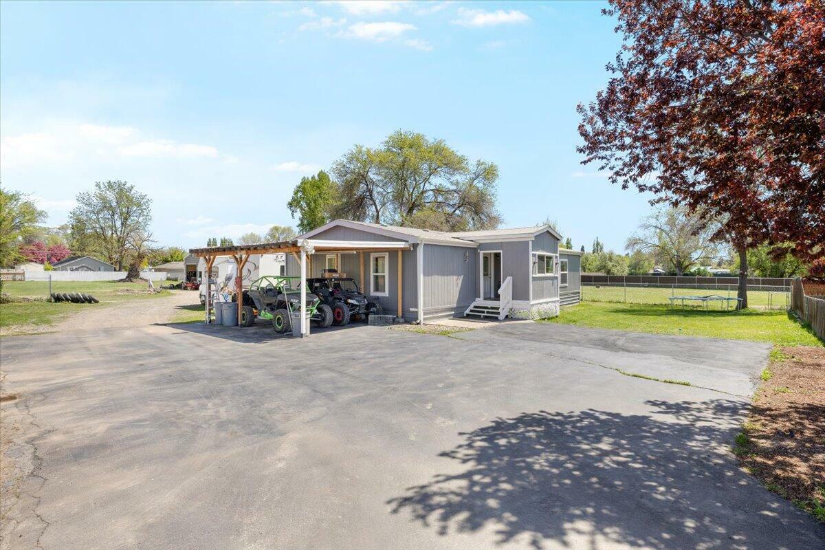 Property Photo: 2839 Kane Street OR 97603