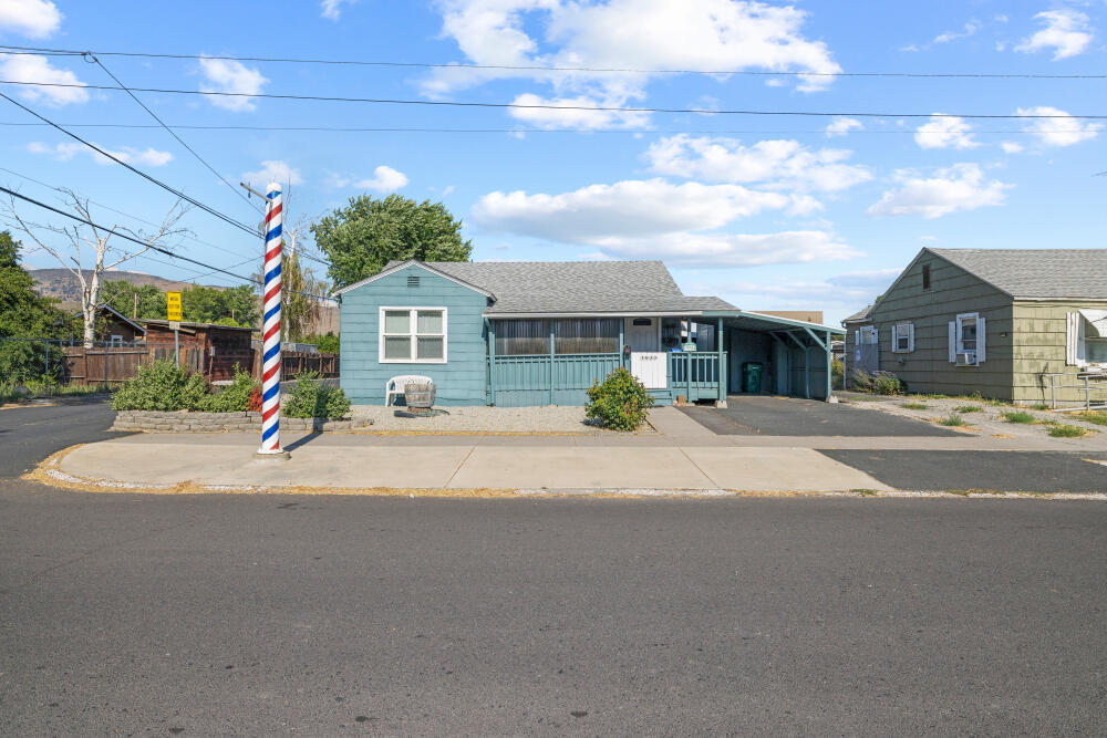 Property Photo: 1633 Division Street OR 97601