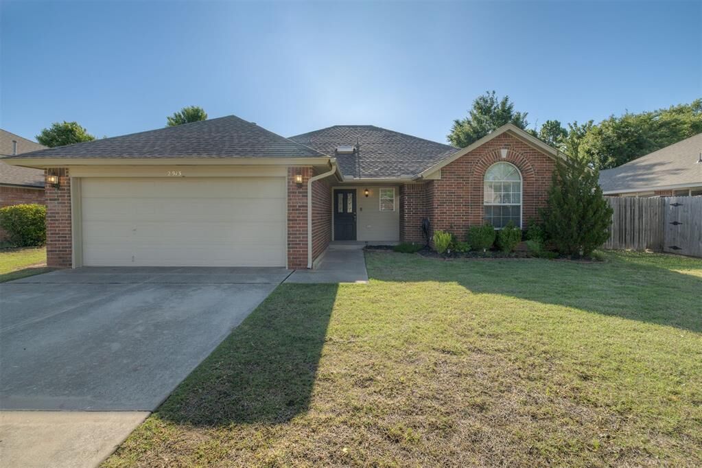 Property Photo: 2913 Hanover Drive OK 73072