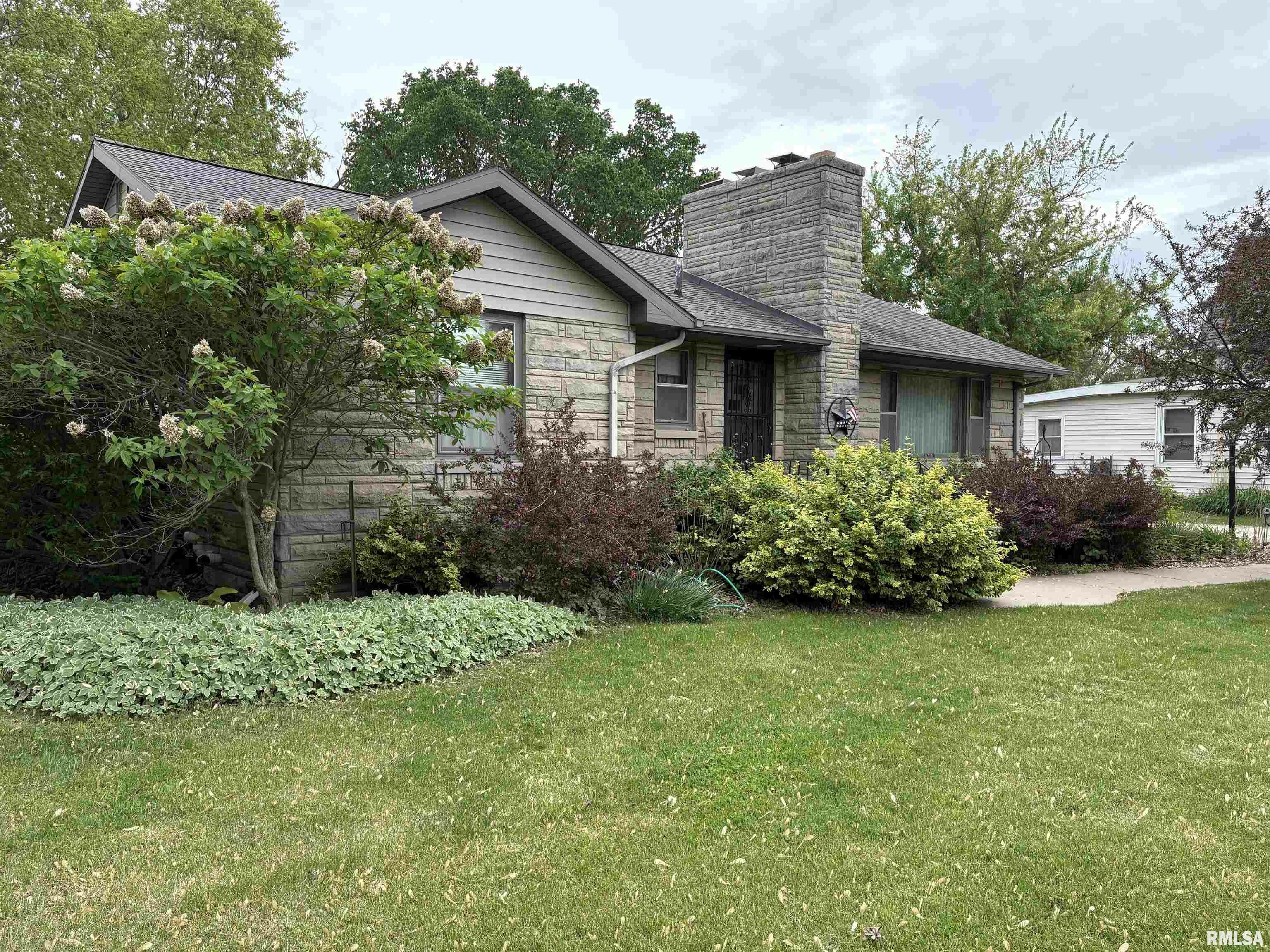 Property Photo: 312 E Clay Street IL 61517