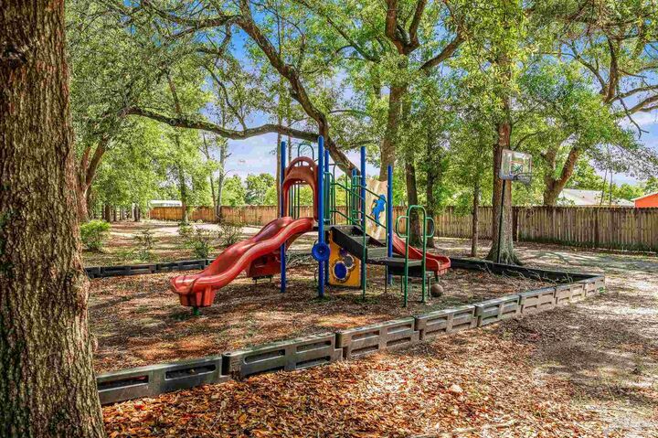 Property Photo: 4901 Skipper Ln FL 32571
