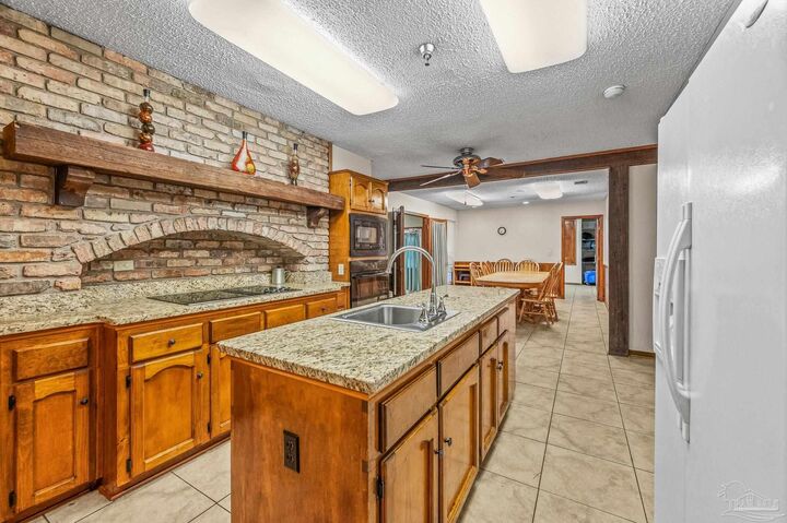 Property Photo: 4901 Skipper Ln FL 32571