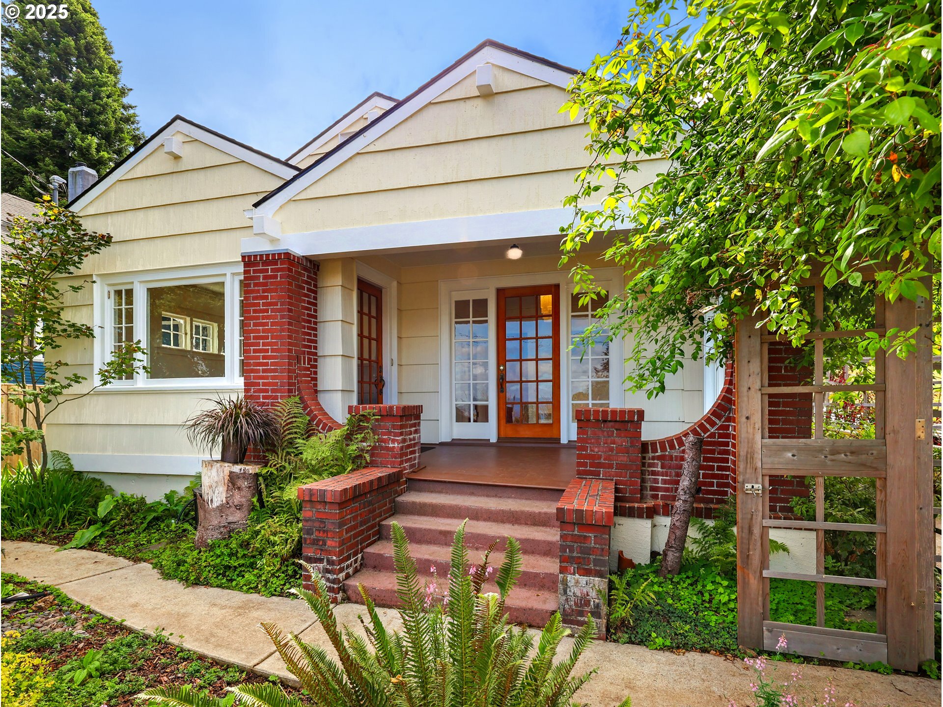 Property Photo: 1925 Irving Ave OR 97103