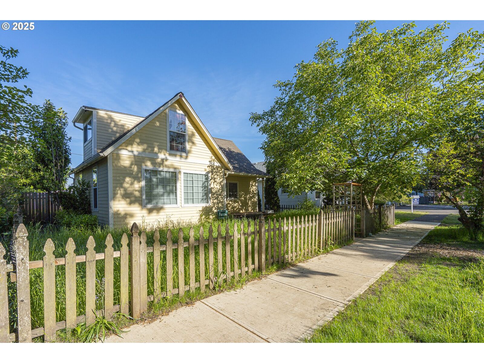 Property Photo:  521 18th St  OR 97301 