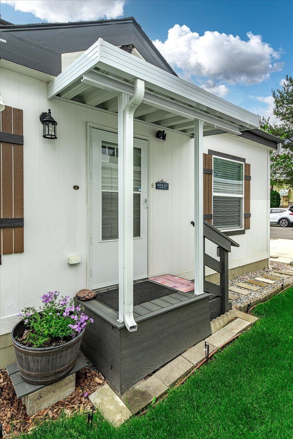 Property Photo: 304 S Conklin Rd Rd #38 WA 99037